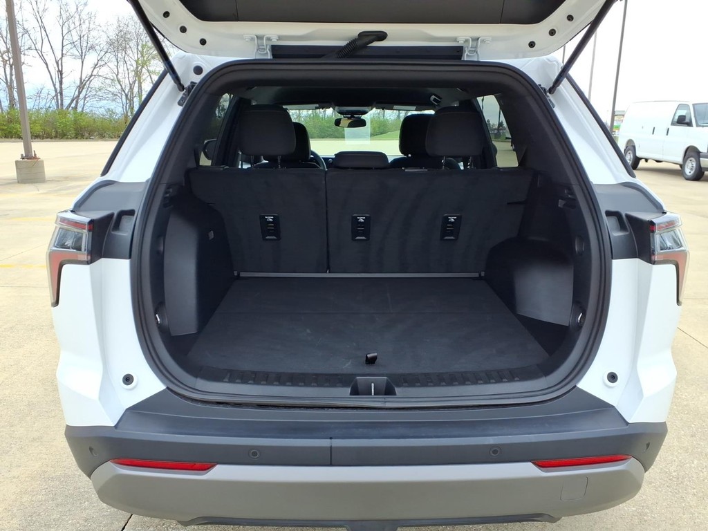 Chevrolet Equinox Vehicle Full-screen Gallery Image 17