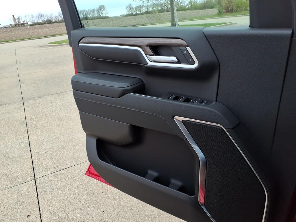 Chevrolet Silverado 1500 Vehicle Full-screen Gallery Image 15