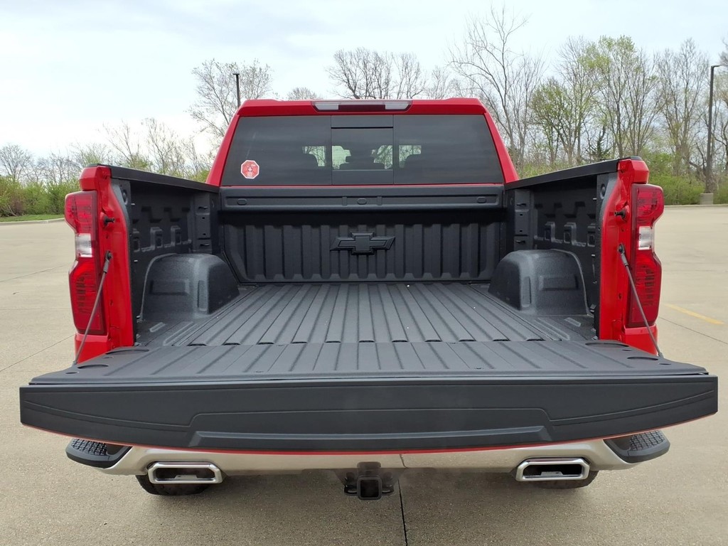 Chevrolet Silverado 1500 Vehicle Full-screen Gallery Image 18