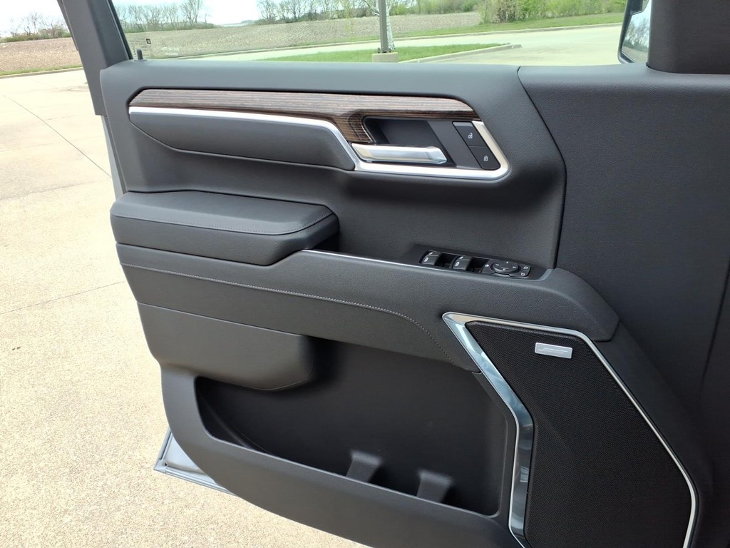 GMC Sierra 1500 Vehicle Full-screen Gallery Image 16