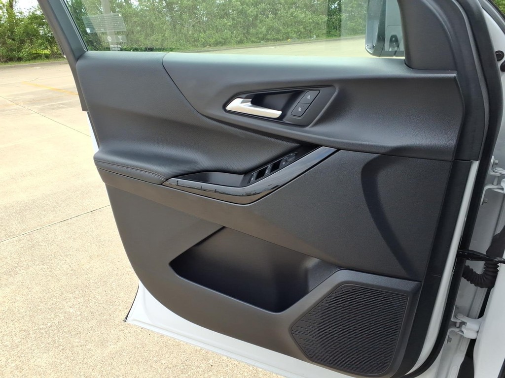 Chevrolet Equinox Vehicle Full-screen Gallery Image 14