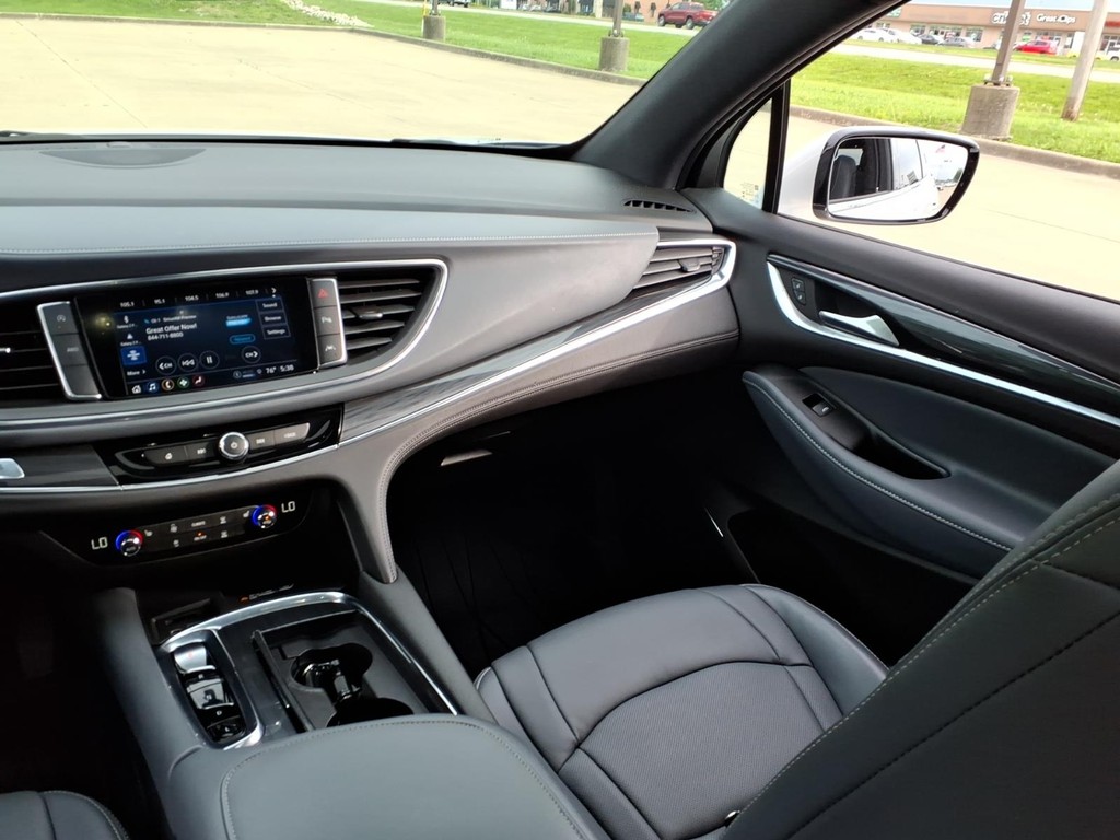 Buick Enclave Vehicle Full-screen Gallery Image 05