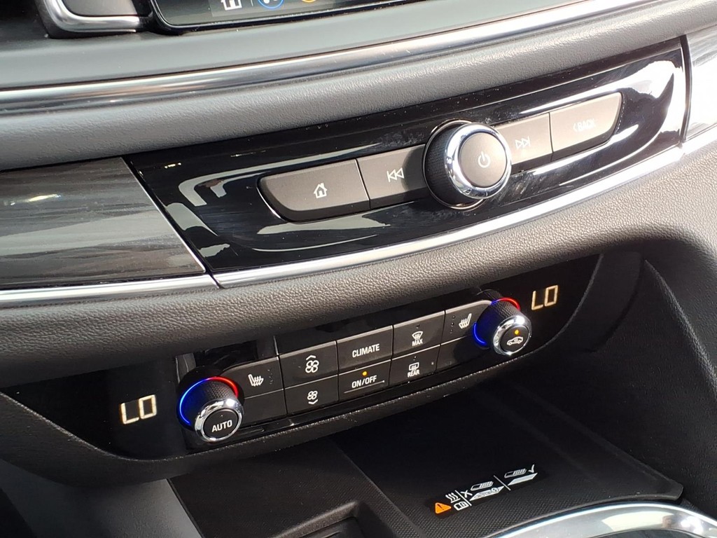 Buick Enclave Vehicle Full-screen Gallery Image 10