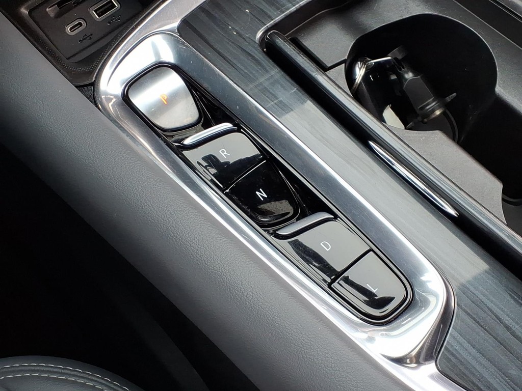 Buick Enclave Vehicle Full-screen Gallery Image 11