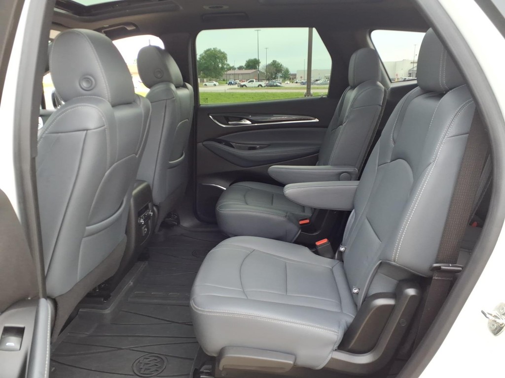 Buick Enclave Vehicle Full-screen Gallery Image 17