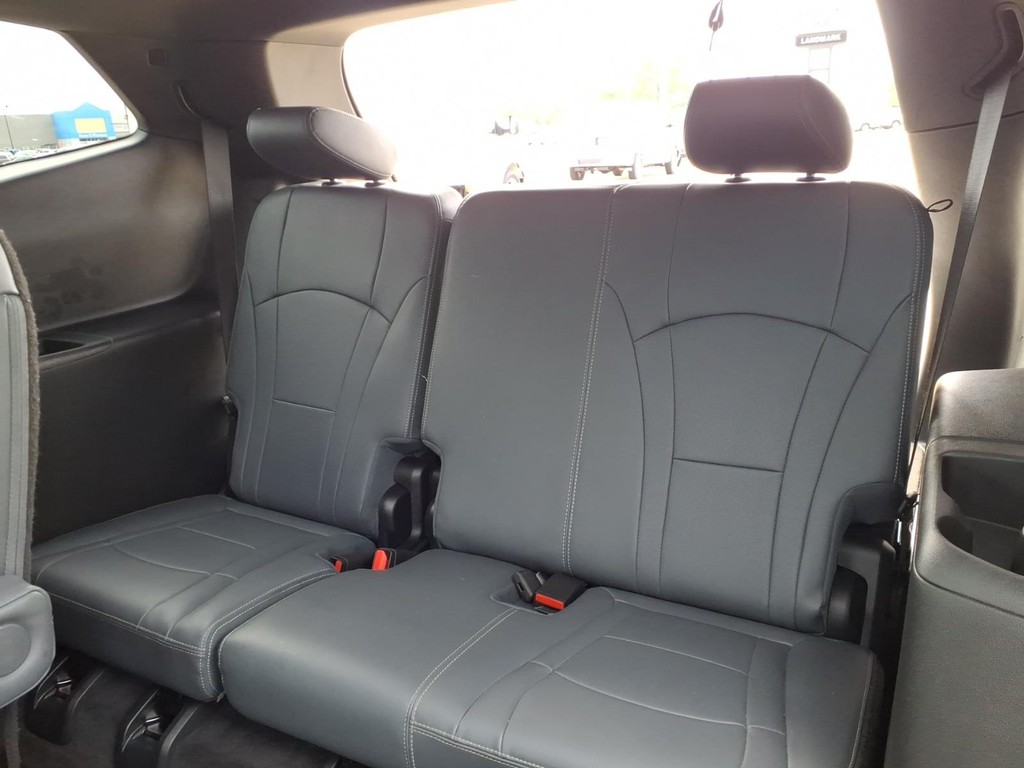 Buick Enclave Vehicle Full-screen Gallery Image 18