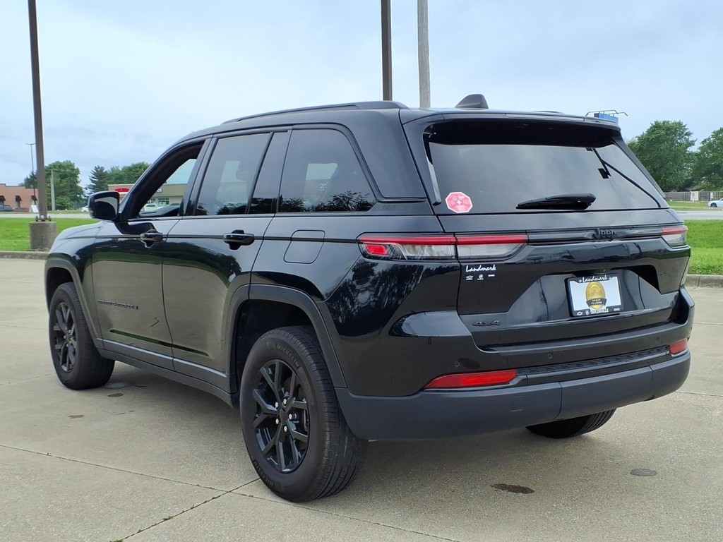 Jeep Grand Cherokee Vehicle Full-screen Gallery Image 3