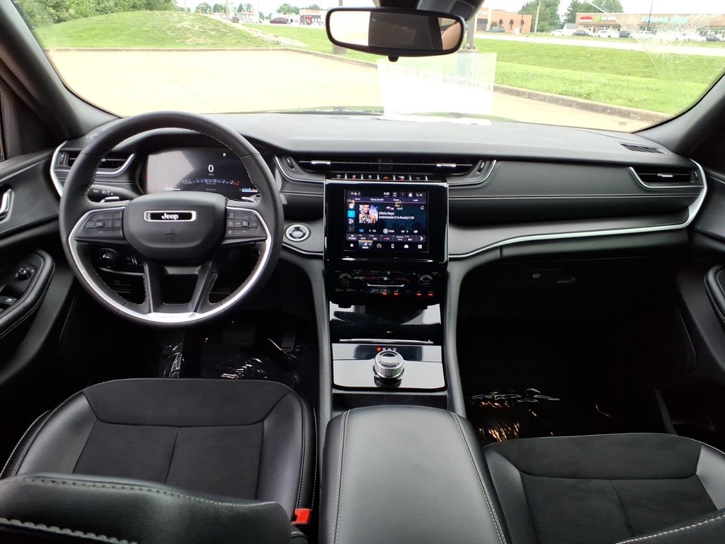 Jeep Grand Cherokee Vehicle Full-screen Gallery Image 4