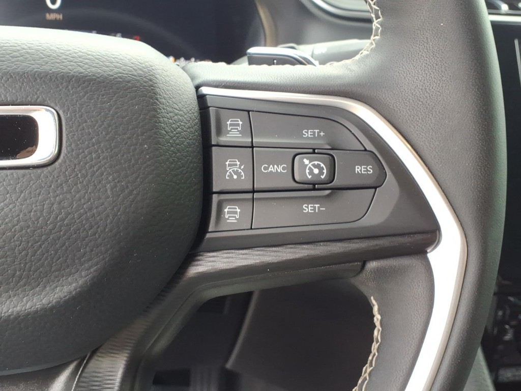Jeep Grand Cherokee Vehicle Full-screen Gallery Image 13