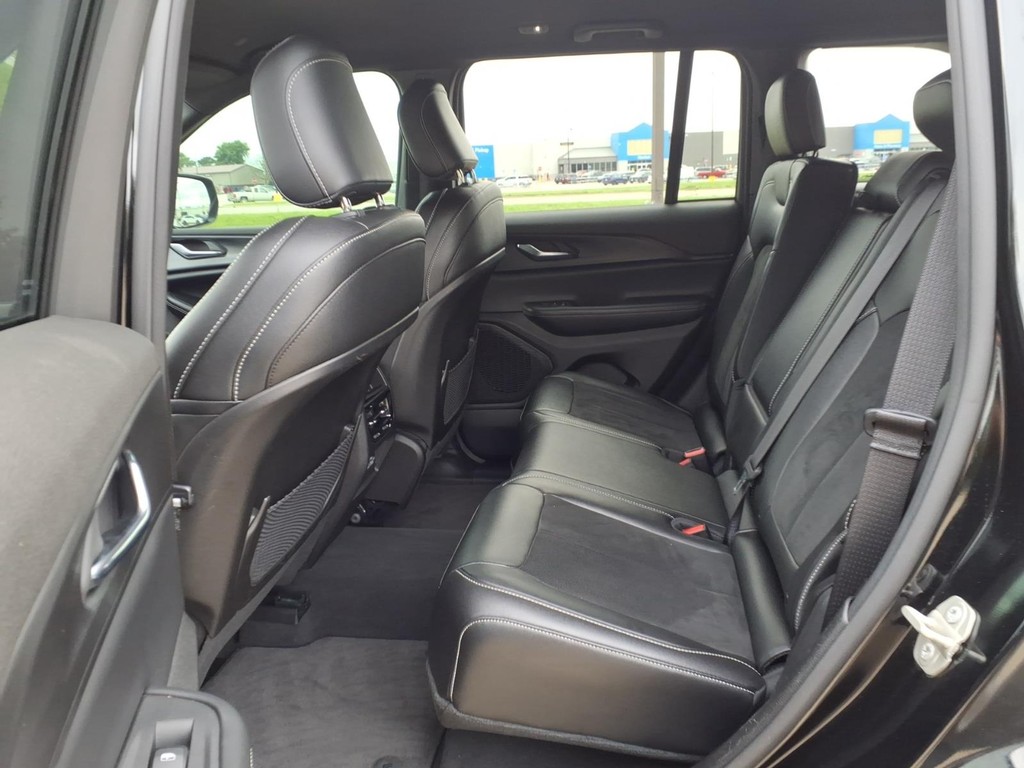 Jeep Grand Cherokee Vehicle Full-screen Gallery Image 17