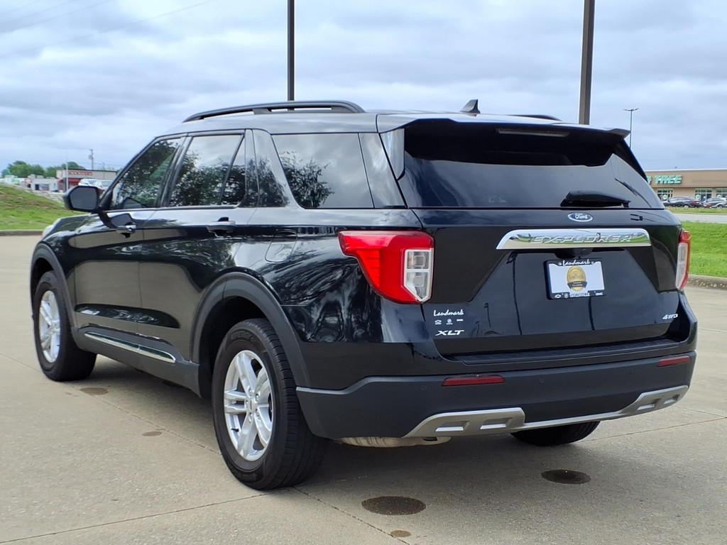 Ford Explorer Vehicle Full-screen Gallery Image 3