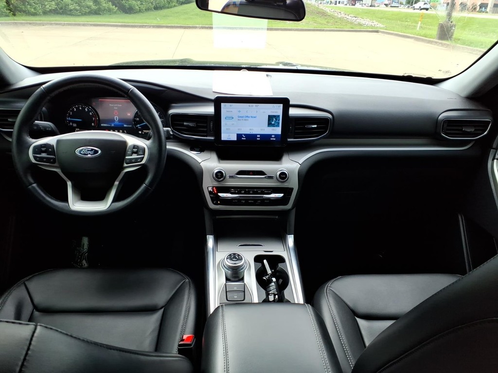 Ford Explorer Vehicle Full-screen Gallery Image 4