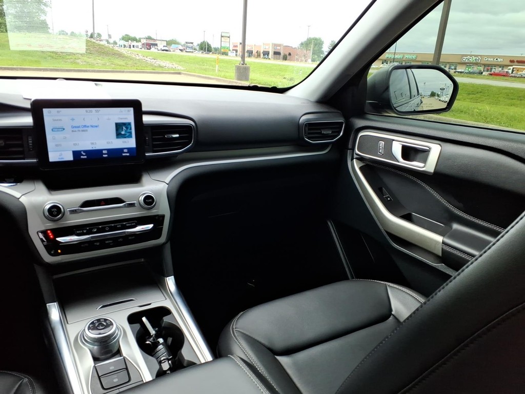 Ford Explorer Vehicle Full-screen Gallery Image 5