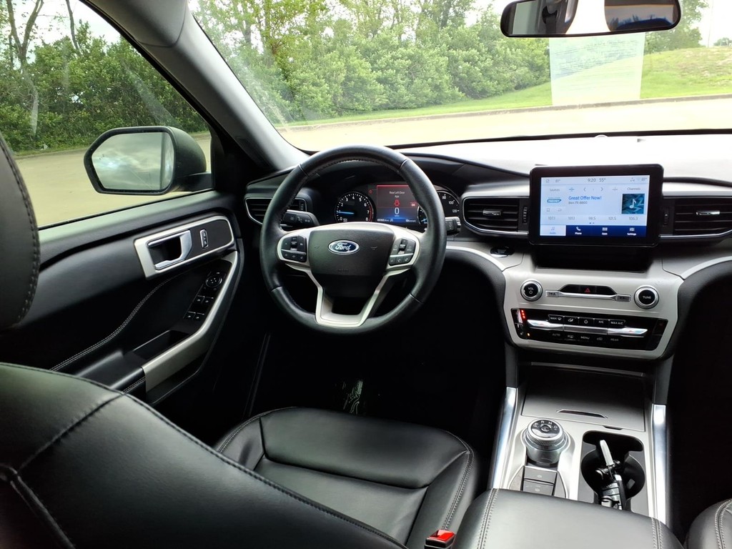 Ford Explorer Vehicle Full-screen Gallery Image 6