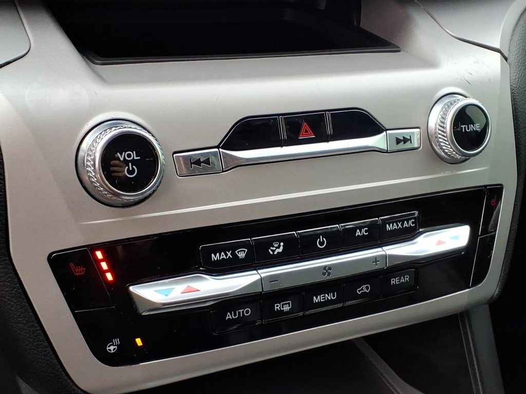 Ford Explorer Vehicle Full-screen Gallery Image 10