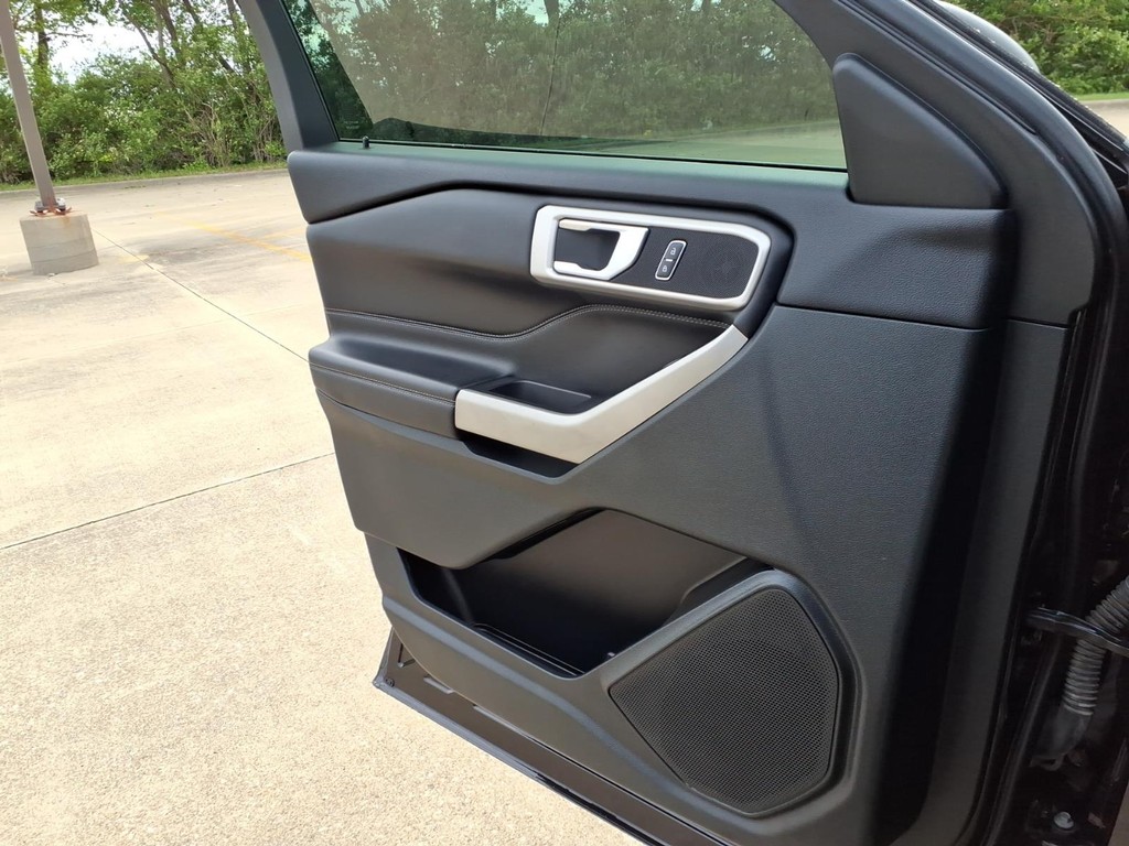 Ford Explorer Vehicle Full-screen Gallery Image 15