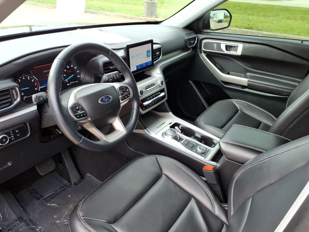 Ford Explorer Vehicle Full-screen Gallery Image 16