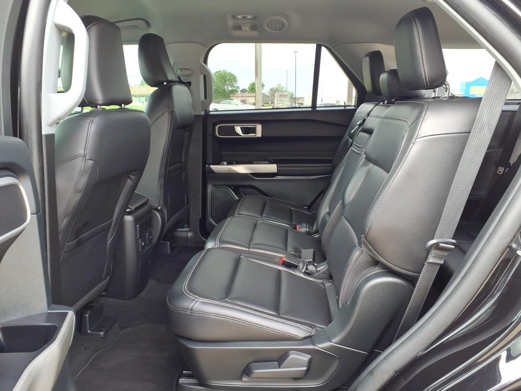 Ford Explorer Vehicle Full-screen Gallery Image 17