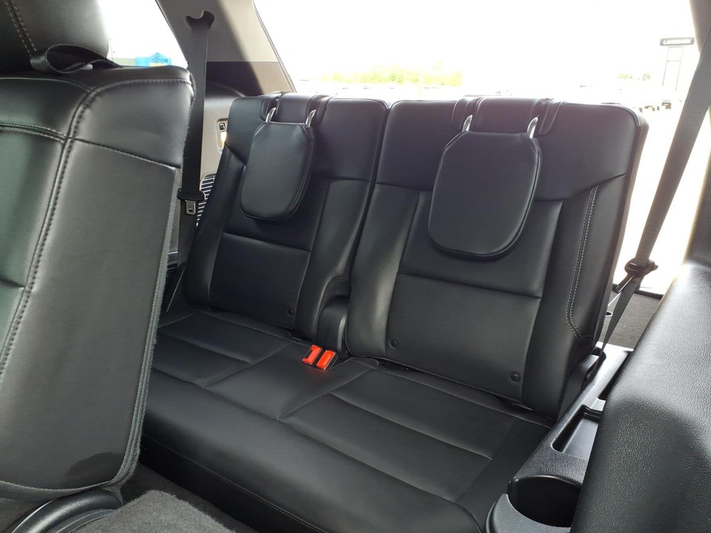 Ford Explorer Vehicle Full-screen Gallery Image 18