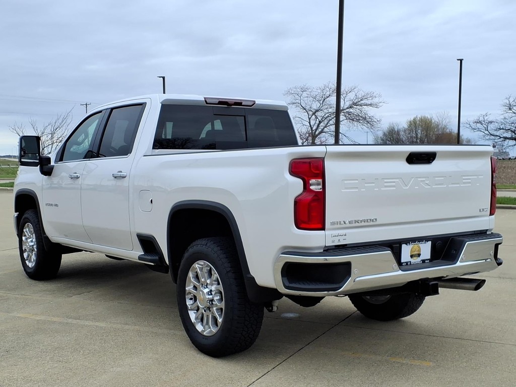 Chevrolet Silverado 2500HD Vehicle Full-screen Gallery Image 03