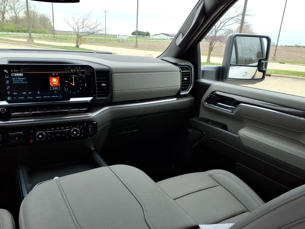 Chevrolet Silverado 2500HD Vehicle Full-screen Gallery Image 05