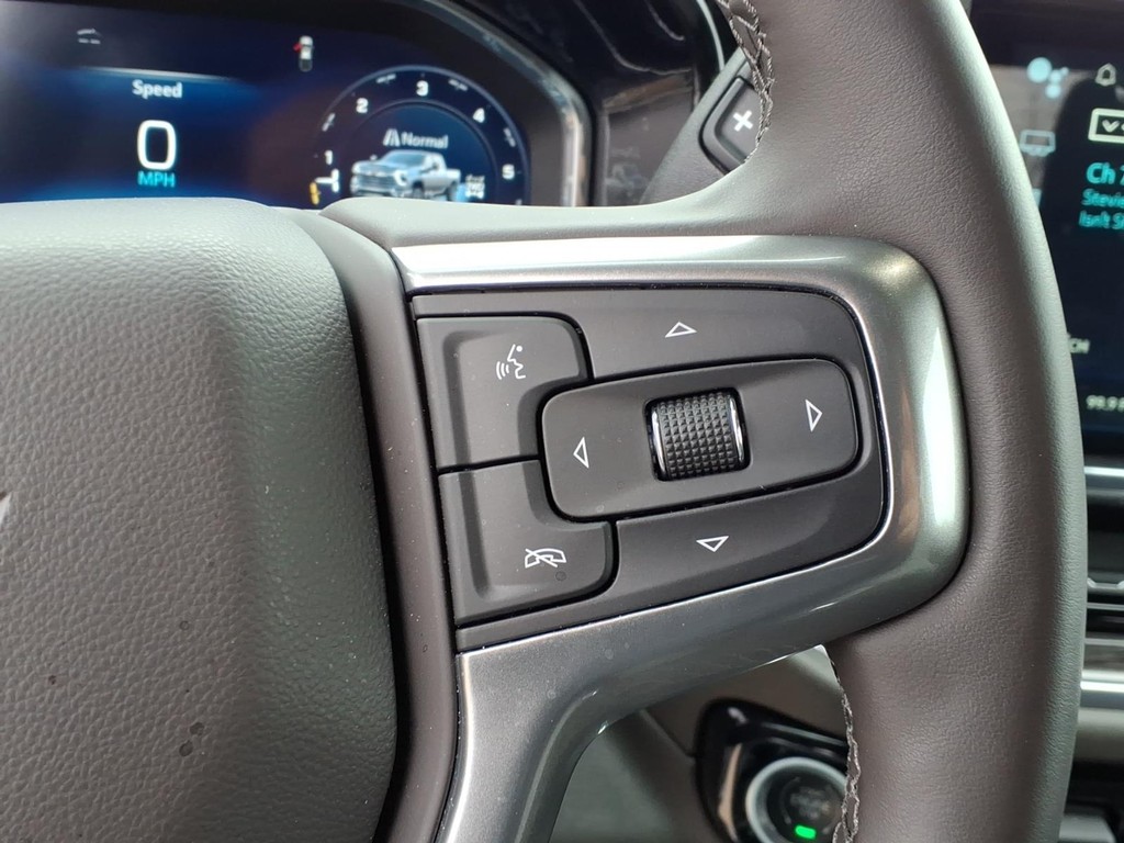 Chevrolet Silverado 2500HD Vehicle Full-screen Gallery Image 12