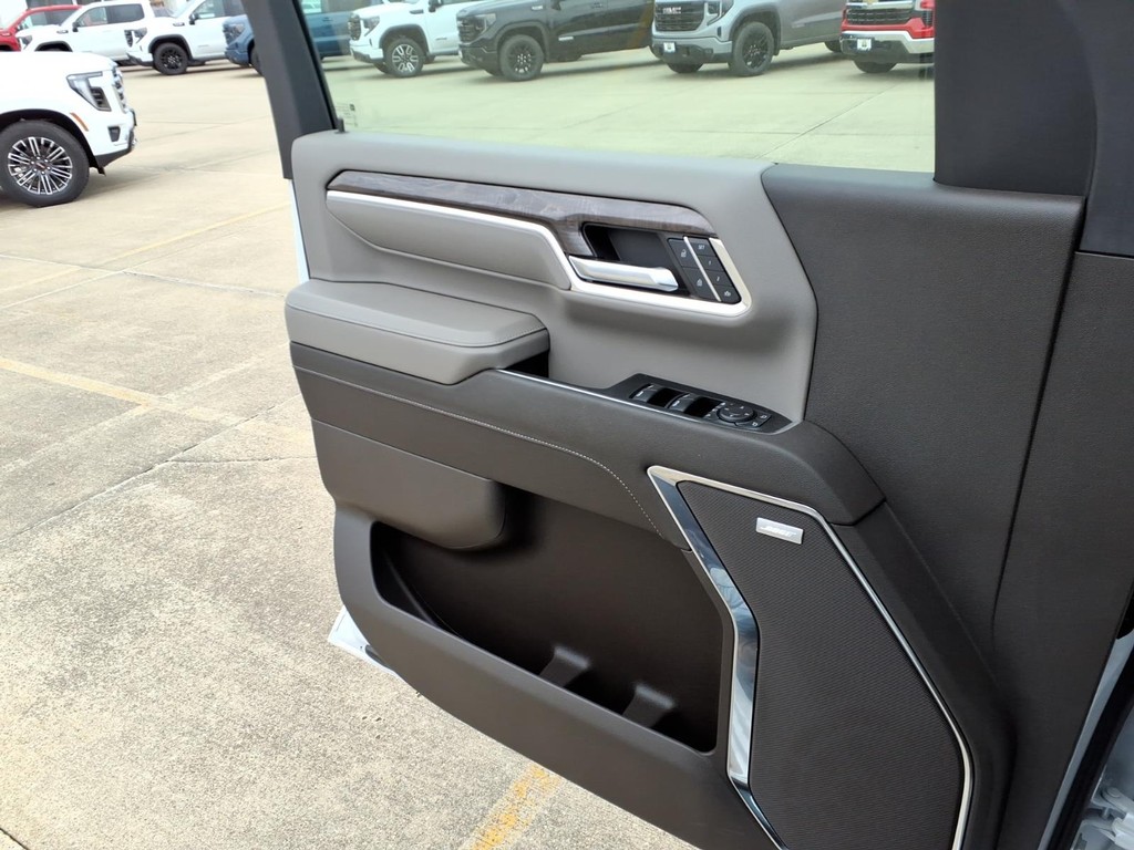 Chevrolet Silverado 2500HD Vehicle Full-screen Gallery Image 14