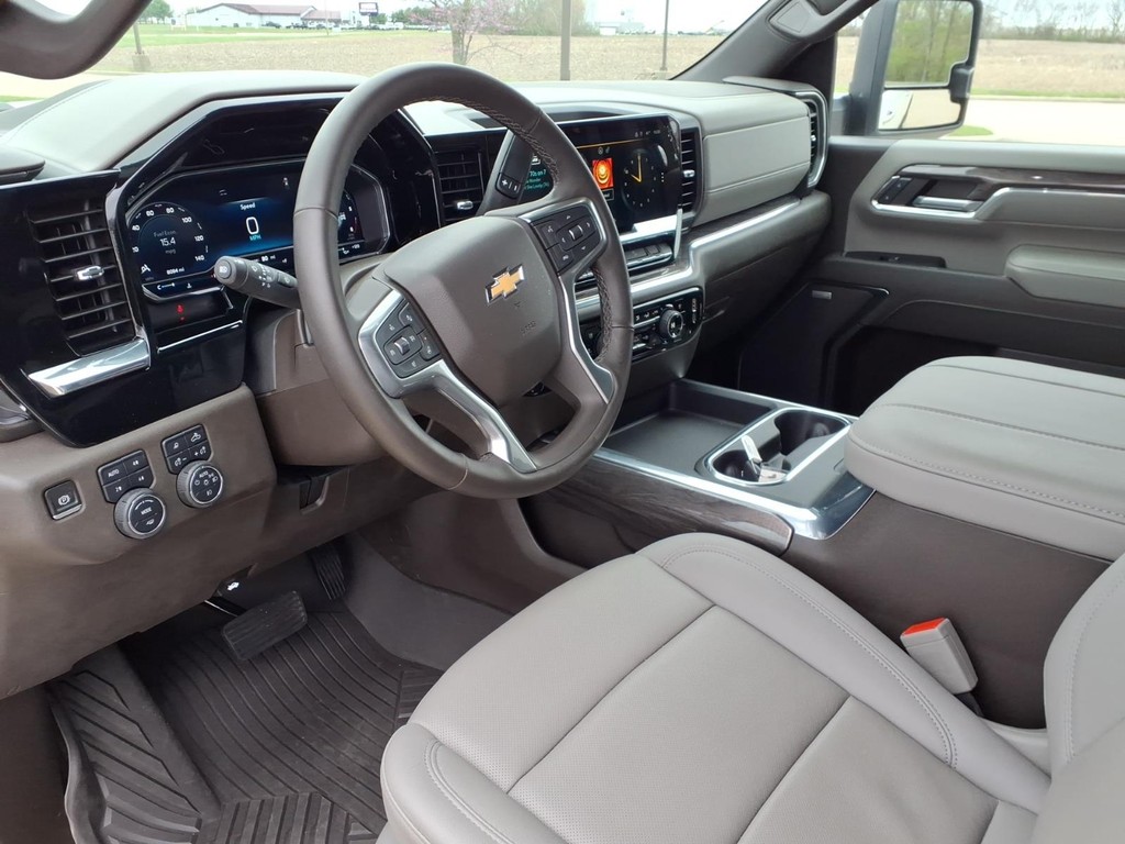 Chevrolet Silverado 2500HD Vehicle Full-screen Gallery Image 15
