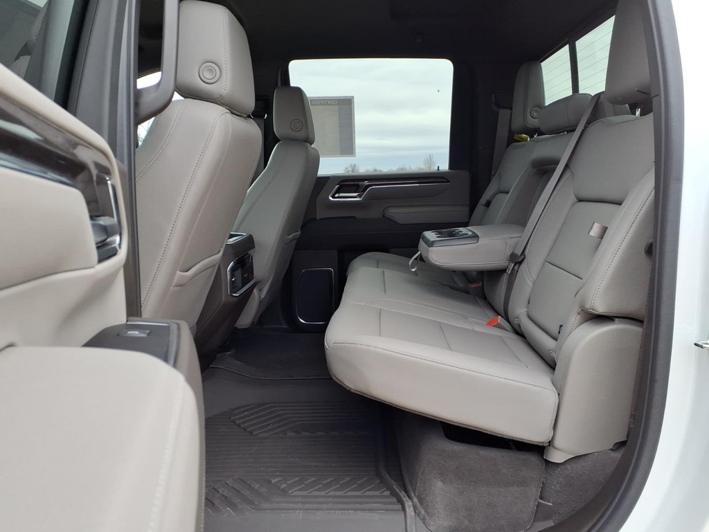 Chevrolet Silverado 2500HD Vehicle Full-screen Gallery Image 16