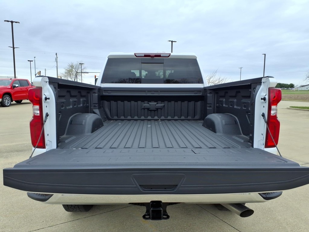 Chevrolet Silverado 2500HD Vehicle Full-screen Gallery Image 17