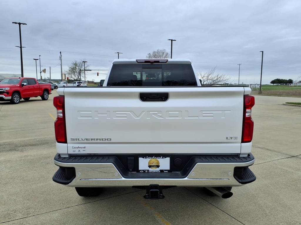 Chevrolet Silverado 2500HD Vehicle Full-screen Gallery Image 18
