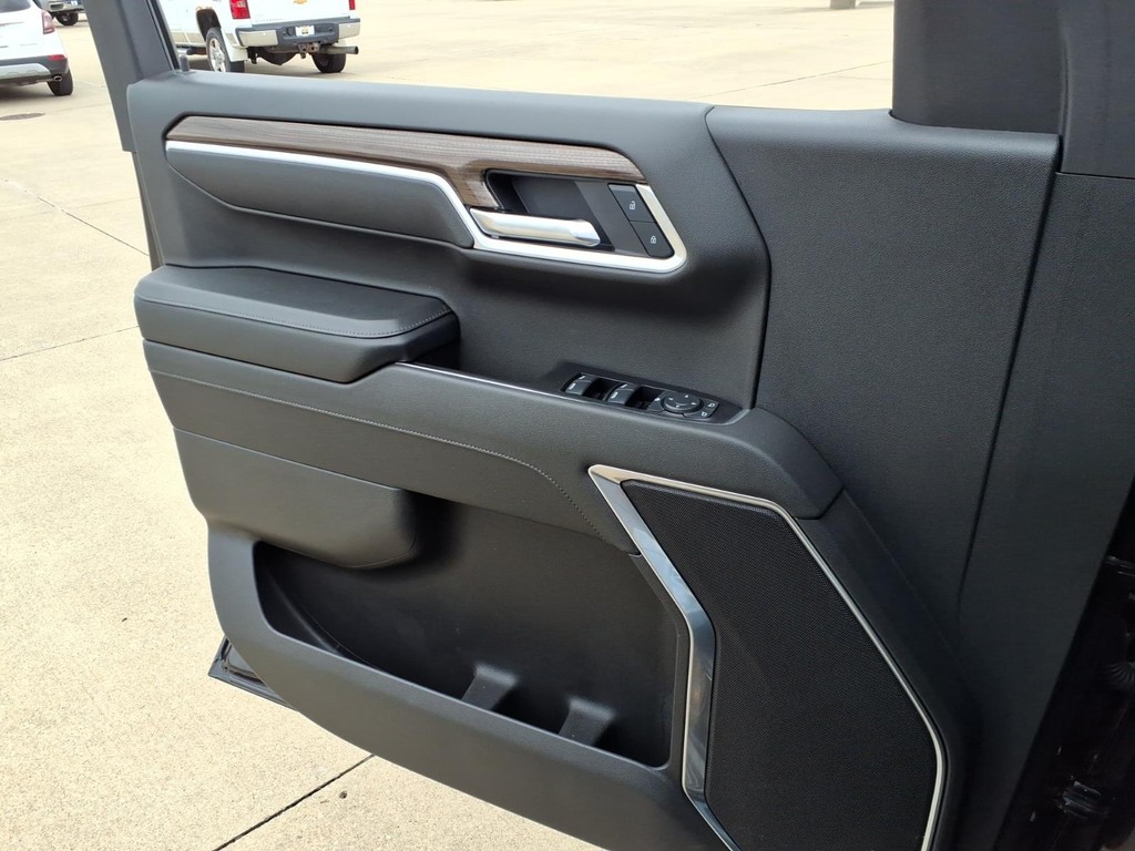 Chevrolet Silverado 1500 Vehicle Full-screen Gallery Image 15