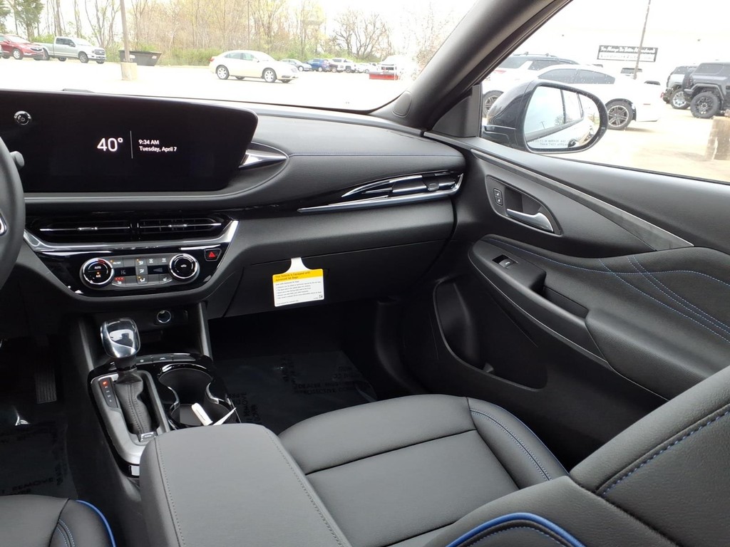 Buick Envista Vehicle Full-screen Gallery Image 5