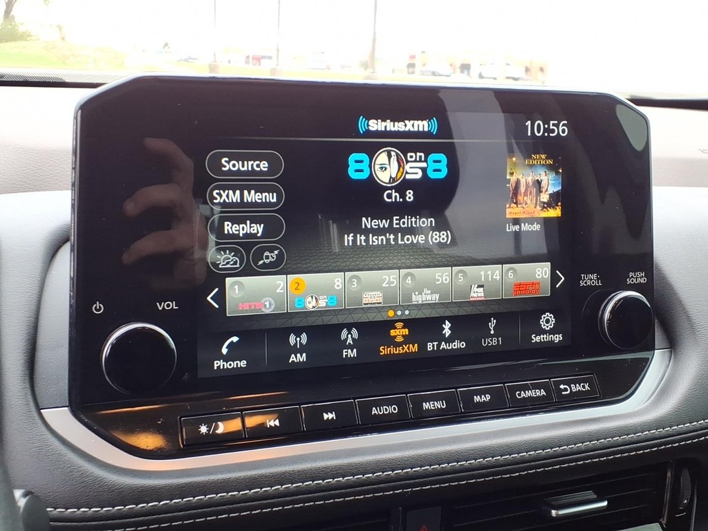 Nissan Rogue Vehicle Full-screen Gallery Image 8