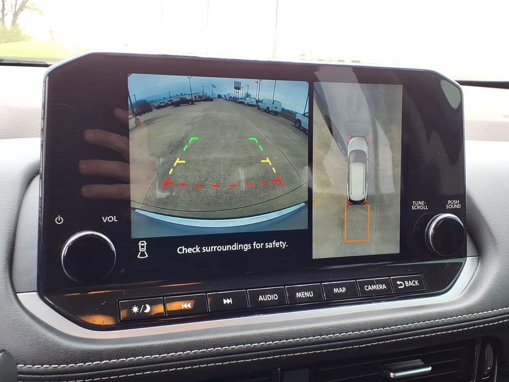 Nissan Rogue Vehicle Full-screen Gallery Image 9