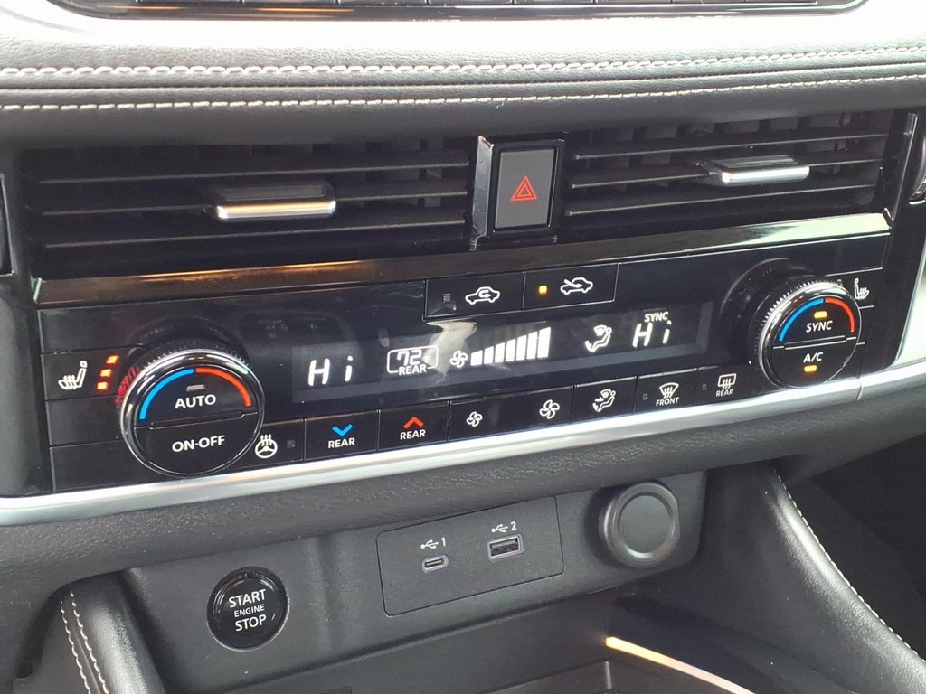 Nissan Rogue Vehicle Full-screen Gallery Image 10