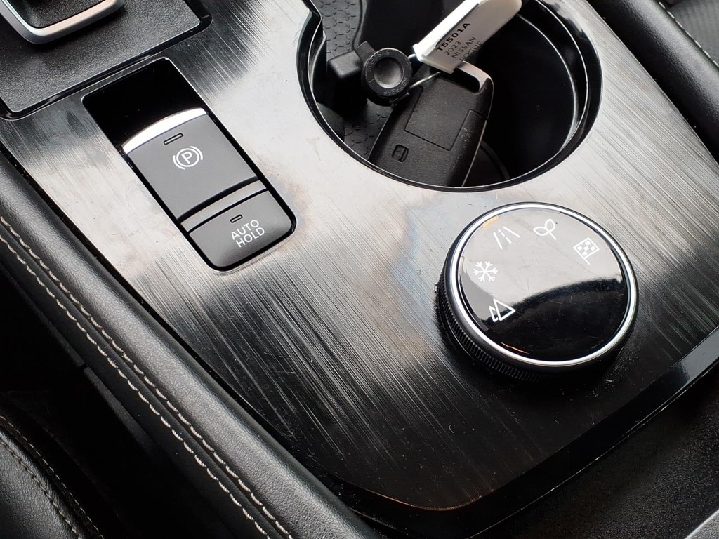 Nissan Rogue Vehicle Full-screen Gallery Image 12