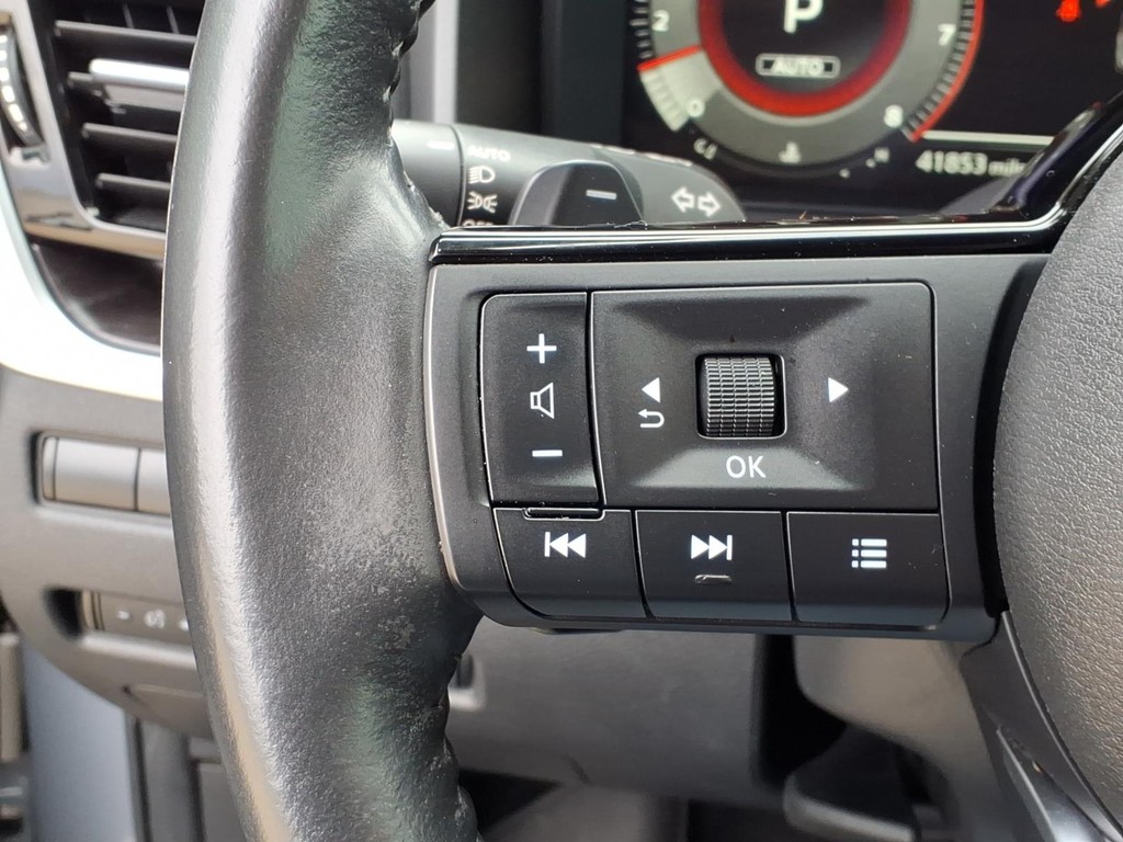 Nissan Rogue Vehicle Full-screen Gallery Image 13