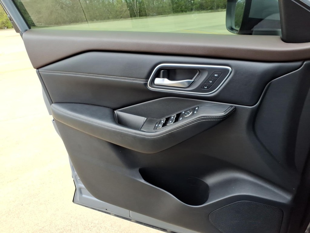 Nissan Rogue Vehicle Full-screen Gallery Image 16