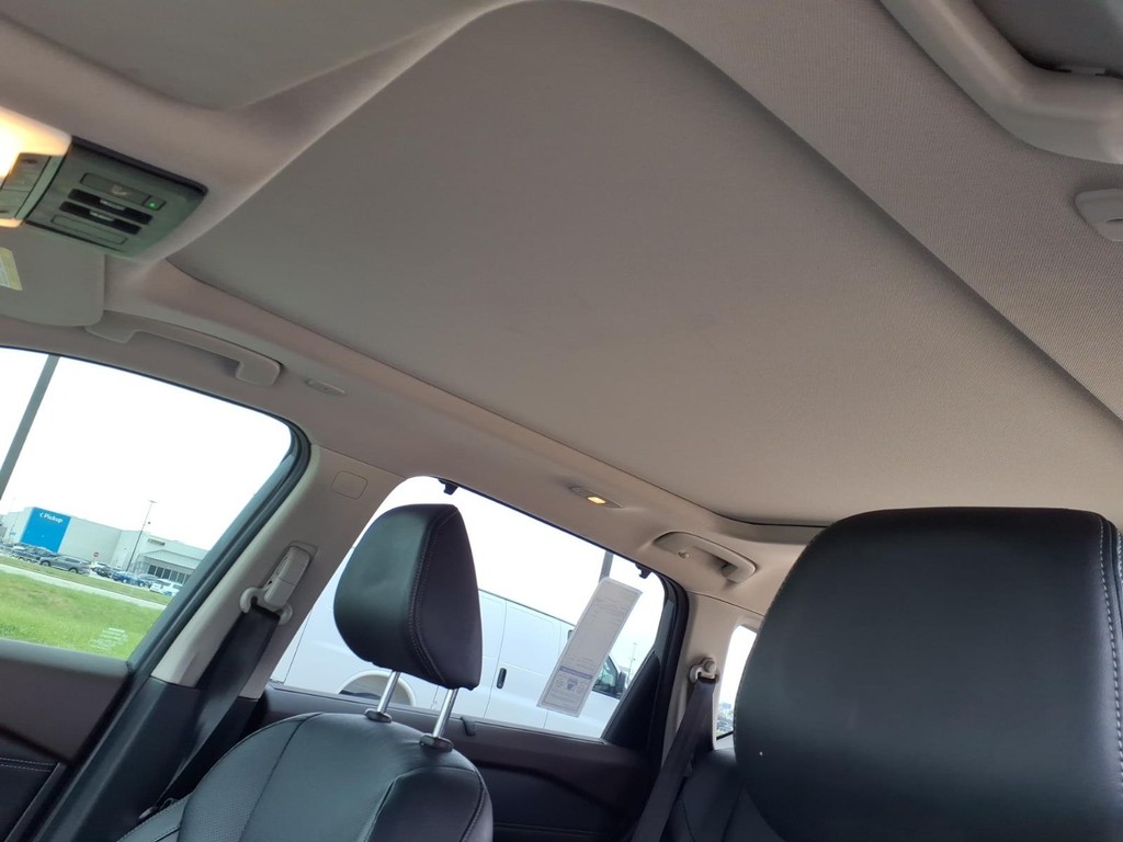 Nissan Rogue Vehicle Full-screen Gallery Image 18