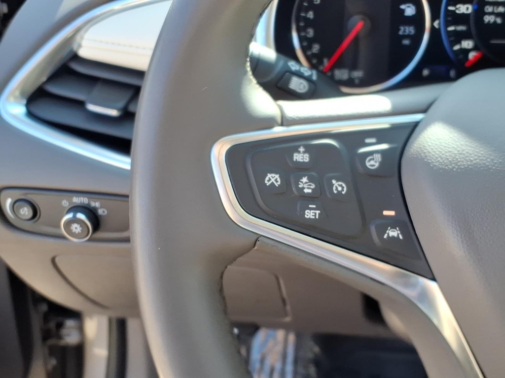 Chevrolet Malibu Vehicle Full-screen Gallery Image 12