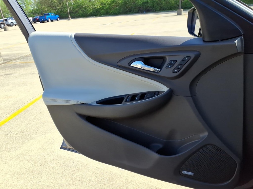 Chevrolet Malibu Vehicle Full-screen Gallery Image 15