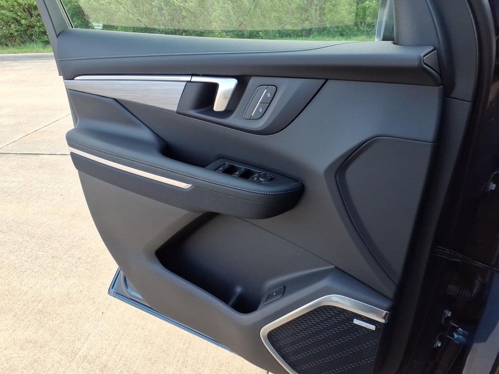 Buick Enclave Vehicle Full-screen Gallery Image 14