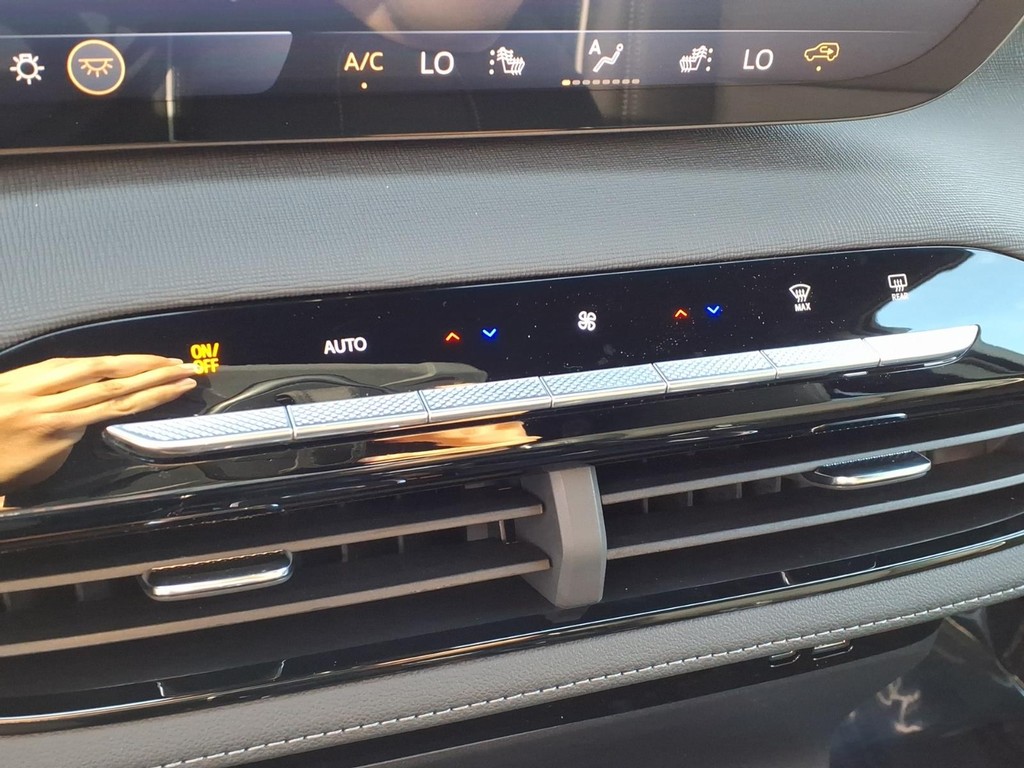 Buick Enclave Vehicle Full-screen Gallery Image 10