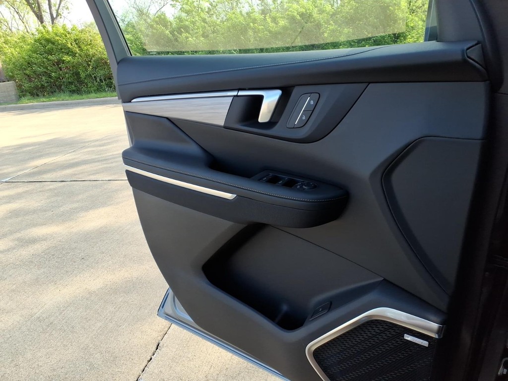 Buick Enclave Vehicle Full-screen Gallery Image 14