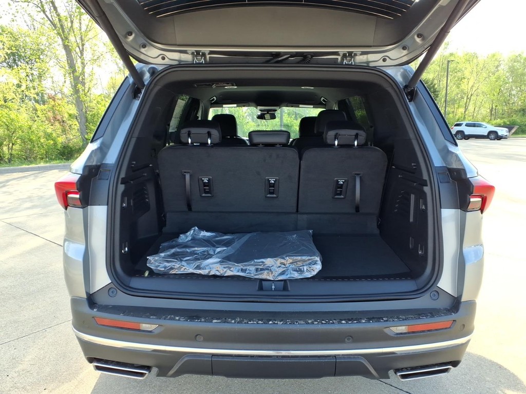 Buick Enclave Vehicle Full-screen Gallery Image 18