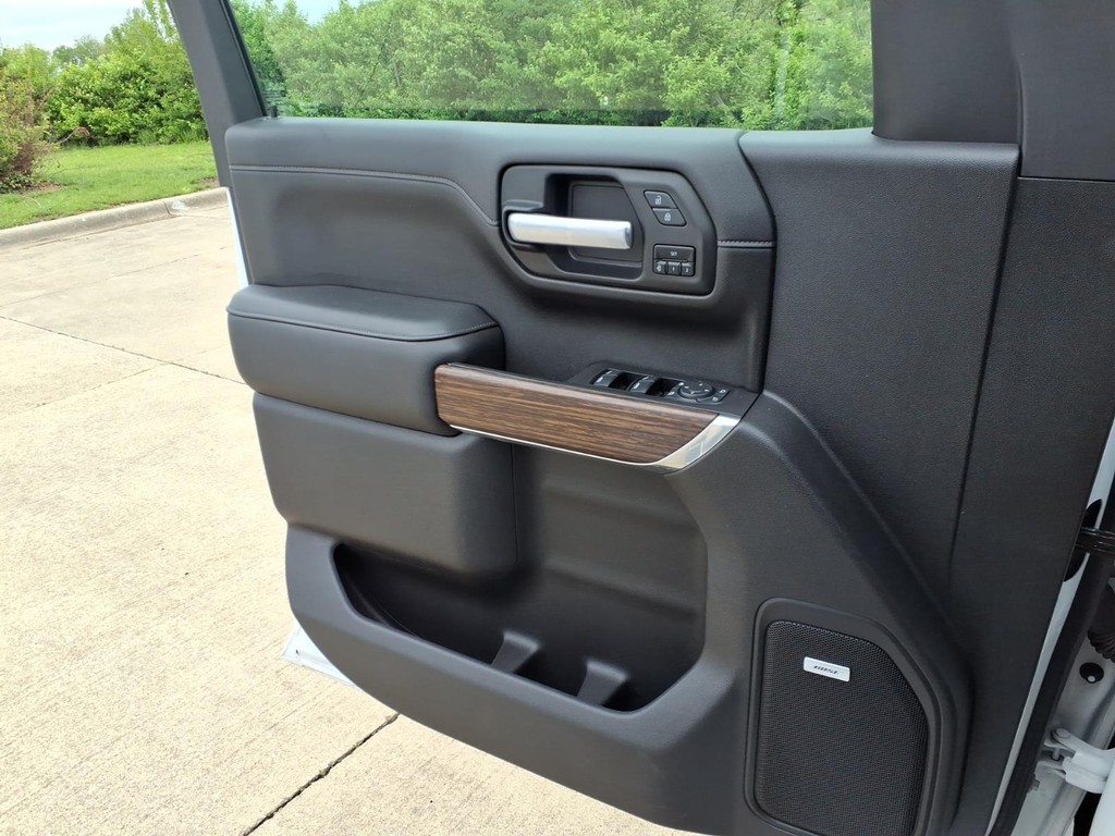 Chevrolet Silverado 1500 Vehicle Full-screen Gallery Image 15