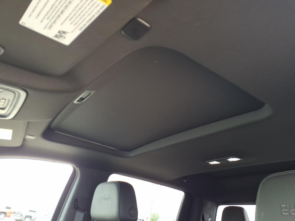 Chevrolet Silverado 1500 Vehicle Full-screen Gallery Image 17