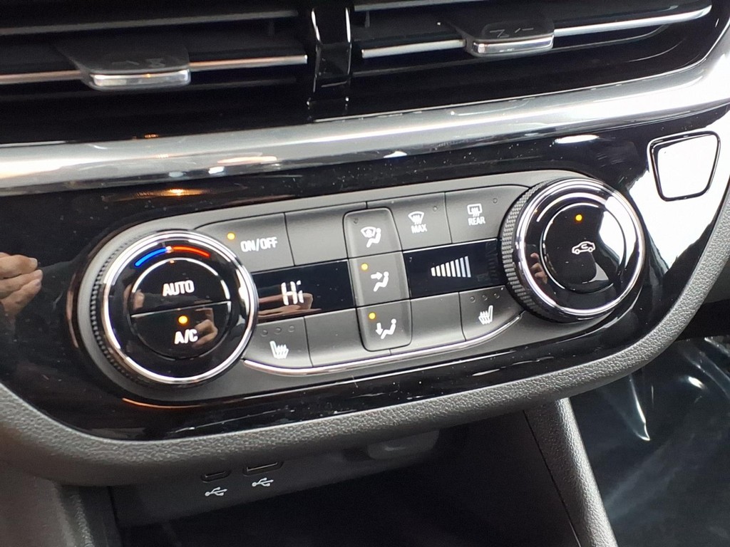 Buick Envista Vehicle Full-screen Gallery Image 10