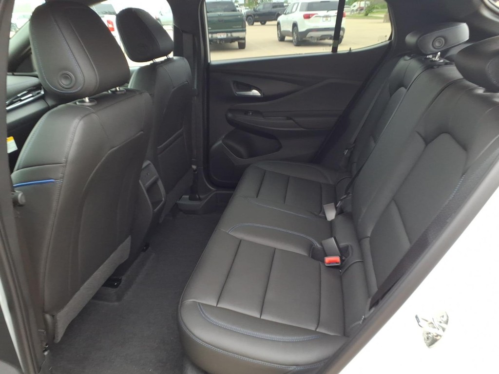 Buick Envista Vehicle Full-screen Gallery Image 18